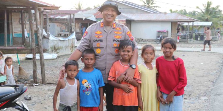 Kapolres Langkat Sapa Anak-Anak Korban Banjir di Tapak Kuda. (Foto/JR Siahaan)