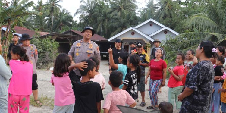 Polres Langkat Salurkan Bantuan untuk 338 KK Terdampak Banjir di Paluh Gusta. (Foto/JR Siahaan)