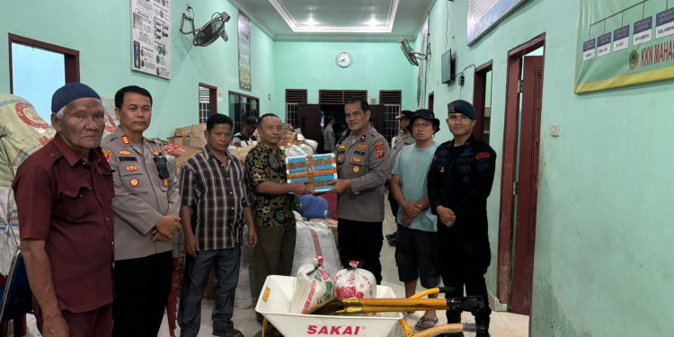 Polres Langkat, Polres Binjai, dan Polres Asahan Salurkan Bantuan Sosial untuk Warga Terdampak Banjir di Besitang. (Foto/JR Siahaan)