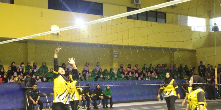 Semarak Hari Ibu ke-97, Persit Kodim 0426 Ikuti Lomba Voli Sejajaran Korem 043/Gatam. (Foto/Mas Derik)