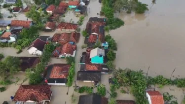 Ratusan rumah warga di Dusun Pangasinan, Desa Kalangligar, Kecamatan Telukjambe Barat, Kabupaten Karawang, Jawa Barat, terendam banjir. (Foto/Doc)