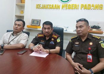 Kepala Kejari Padang, Koswara (Tengah). (Foto/Doc)