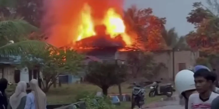 Massa Bakar Mapolsek Muara Batang Gadis Madina. (Foto/Doc)