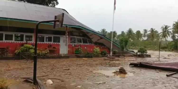 Satu komplek sekolah dasar di Kota Padang, Sumatera Barat (Sumbar), luluh lantak setelah banjir bandang besar menerjang kawasan tersebut pada Kamis, 27 November 2025 pagi. (Foto/Doc)