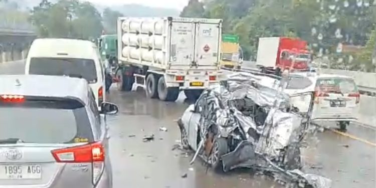 Kecelakaan Beruntun Libatkan 9 Kendaraan di Tol Cipularang KM 111. (Foto/Doc)