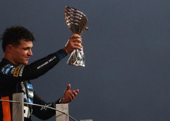 Lando Norris Resmi Angkat Trofi Juara Dunia F1 2025. (Foto/Doc)
