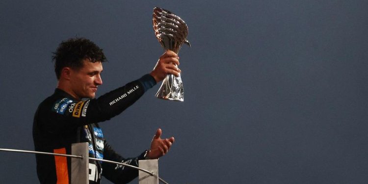 Lando Norris Resmi Angkat Trofi Juara Dunia F1 2025. (Foto/Doc)