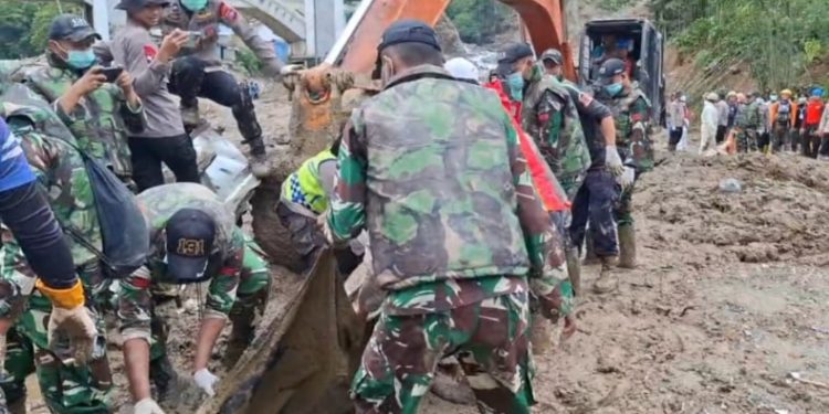 Tim SAR gabungan dari BNPB, Basarnas, TNI, Polri, relawan, dan pemerintah daerah masih terus melakukan pencarian korban hilang di berbagai lokasi. (Foto/Doc)