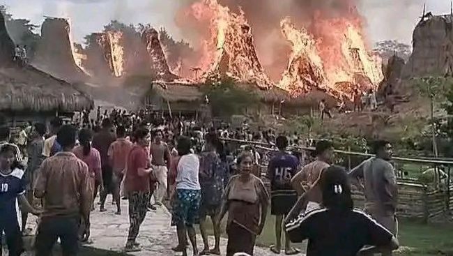 28 Rumah Adat di Kampung Waru Wora Ludes NTT Terbakar. (Foto/Doc)
