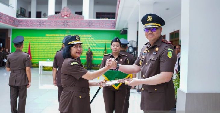 Kajari Labuhan Batu, Asnath Aniytha Idatua Hutagalung (Kiri). (Foto/Doc)