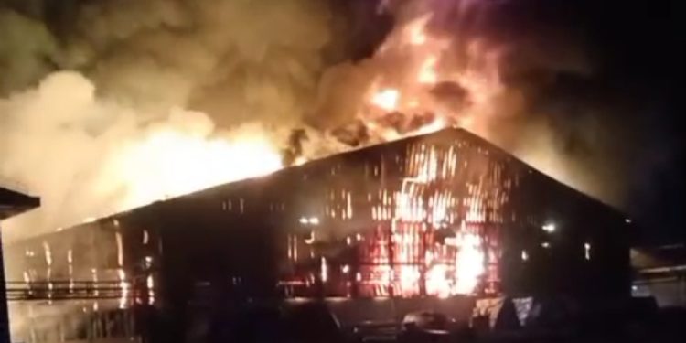 Kebakaran Besar Hanguskan Dua Gudang PT Dua Kelinci di Pati. (Foto/Doc)