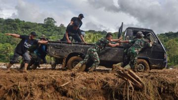 Warga Batu Busuak Padang Terisolir Pasca Banjir Bandang Susulan. (Foto/Doc)