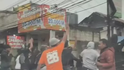 Bentrok Suporter Warnai Nobar di Sawangan Depok. (Foto/Doc)