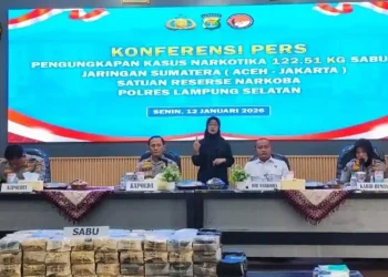 Konferensi pers kasus 122,51 kilogram sabu jaringan Sumatera di Polres Lampung Selatan, Senin (12/1/2026). (Foto/Doc)