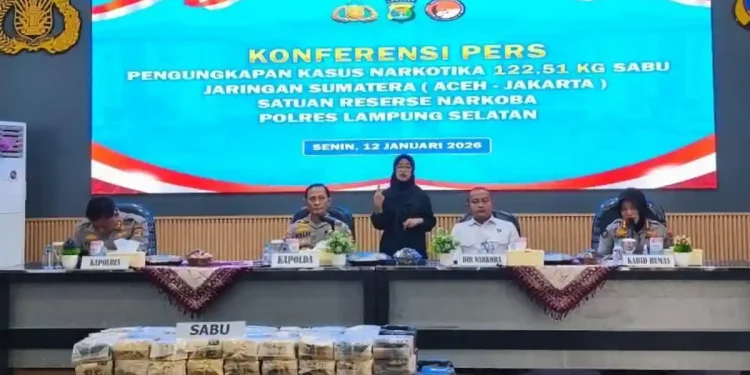 Konferensi pers kasus 122,51 kilogram sabu jaringan Sumatera di Polres Lampung Selatan, Senin (12/1/2026). (Foto/Doc)