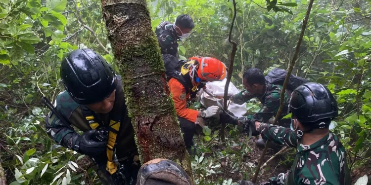 Tim SAR Berhasil Evakuasi Korban Kedua Pesawat ATR di Pangkep. (Foto/Doc)