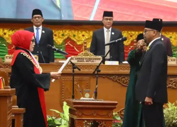 Ketua DPRD Batam Muhammad Kamaluddin, didampingi Wakil Ketua I Aweng Kurniawan. (Foto/Dokumentasi).
