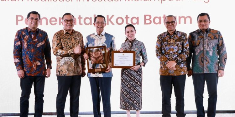 Wali Kota Amsakar Achmad dan Wakil Wali Kota Batam poto bersama. (Foto/Kominfo).