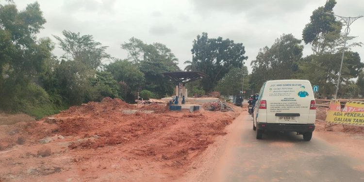 Proyek Pembangunan Drainase Jalan Raja Isa Batam Tak Selesai Tepat Waktu. (Foto/Jasniwati).