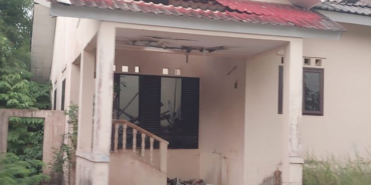 Rumah Dinas pejabat Pemko Batam di Jalan Kartini Sekupang tidak dirawat. (Foto/Jasniwati).
