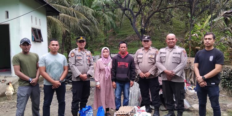 Polsek Salapian Salurkan Bantuan untuk Korban Kebakaran Rumah di Langkat. (Foto/JR Siahaan)