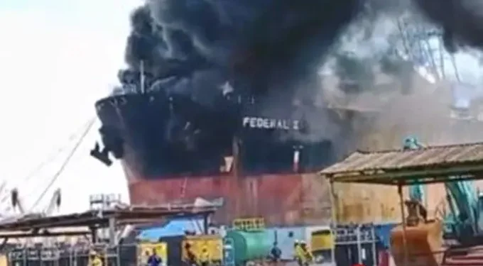 Tragedi Kebakaran MT Federal II di Galangan Batam Beberapa Waktu yang Lalu. (Foto/Doc)