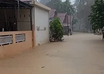 Banjir yang mulai menggenangi rumah warga di Tabing Banda Gadang. (Foto/Doc)