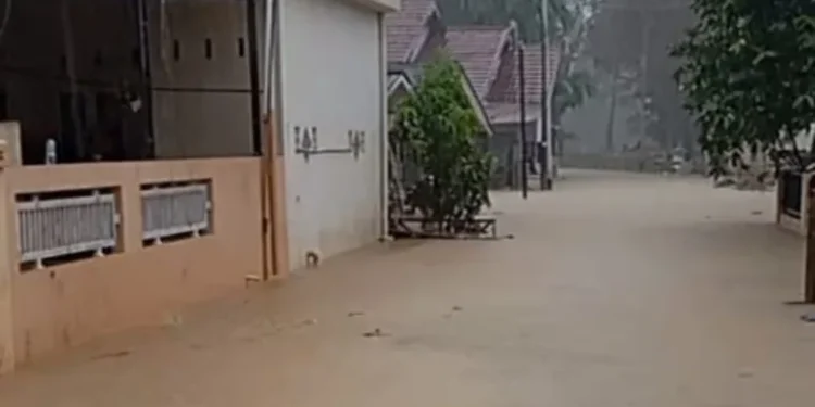 Banjir yang mulai menggenangi rumah warga di Tabing Banda Gadang. (Foto/Doc)