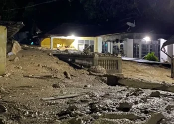 Material banjir bandang menutupi badan jalan provinsi penghubung Lubuk Basung-Bukittinggi tepatnya di Pasar Maninjau, Kecamatan Tanjung Raya, Kabupaten Agam, Kamis (1/1/2026) dini hari. (Foto/Doc)