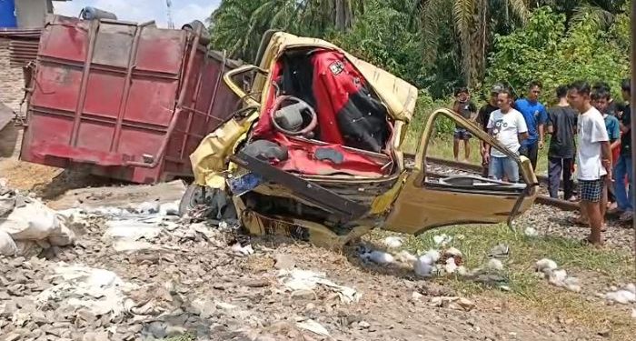 Truk Sawit Tertabrak KA di Asahan. (Foto/Doc)
