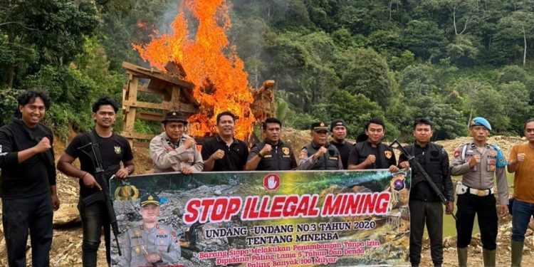 Satgas Anti Ilegal Mining Polres Solok Selatan Segel Tambang Emas di KPGD. (Foto/Doc)