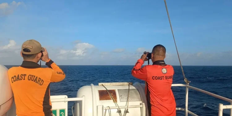 Tim SAR Filipina melakukan pencarian terhadap korban Kapal M/V Trisha Kerstin 3. (Foto/Doc)