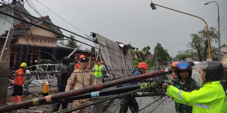 Hujan Disertai Angin Kencang Rusak Puluhan Bangunan di Pekalongan. (Foto/Doc)