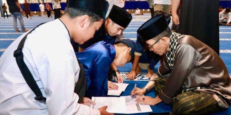 Wali Kota Batam Tarawih Perdana di Masjid Agung Batam Centre. (Foto/Humas).