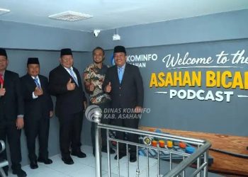 Bupati Asahan Taufik Zainal Abidin resmikan Studio Podcast Asahan foto bersama usai acara. (Foto/Humas).
