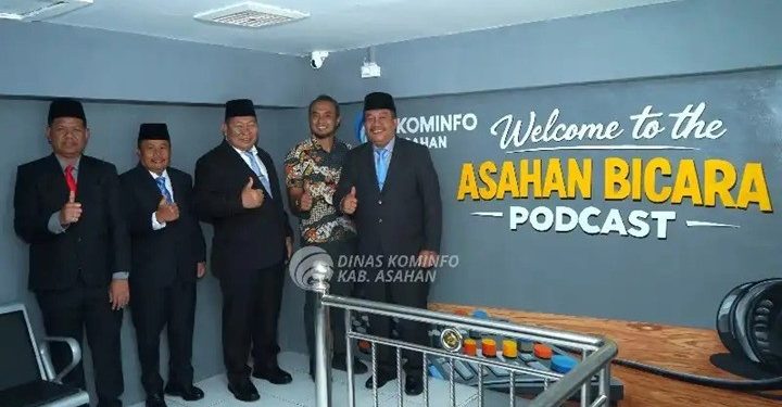 Bupati Asahan Taufik Zainal Abidin resmikan Studio Podcast Asahan foto bersama usai acara. (Foto/Humas).