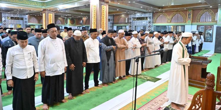 Tarawih Malam Pertama di Masjid Agung Bengkalis Dipadati Ribuan Jamaah. (Foto/Darwis).
