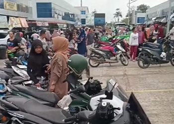 Berburu Takjil di Bazar Ramadhan Botania Dua Yang Menawarkan Beragam Kuliner. (Foto/Sofyan).