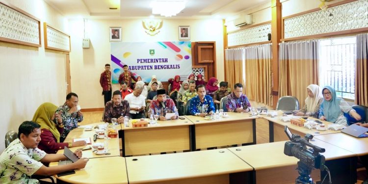 Bupati Bengkalis Implementasikan Aplikasi XSTAR Guna Penertiban BBM. (Foto/Darwis).