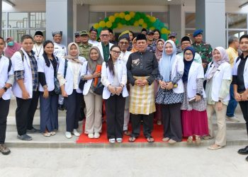 Gubernur Kepulauan Riau (Kepri) Ansar Ahmad foto bersama usai acara. (Foto/Kominfo).