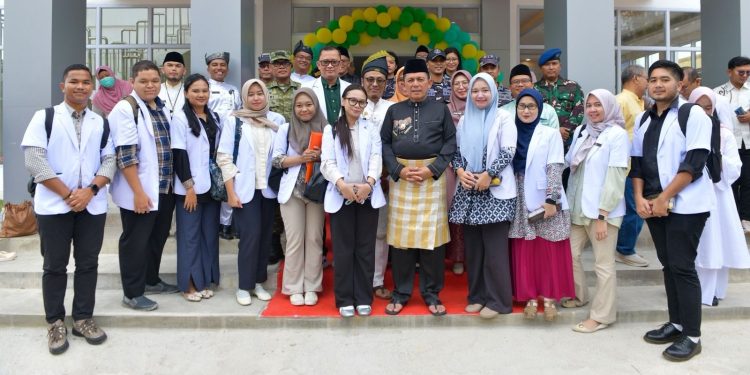 Gubernur Kepulauan Riau (Kepri) Ansar Ahmad foto bersama usai acara. (Foto/Kominfo).