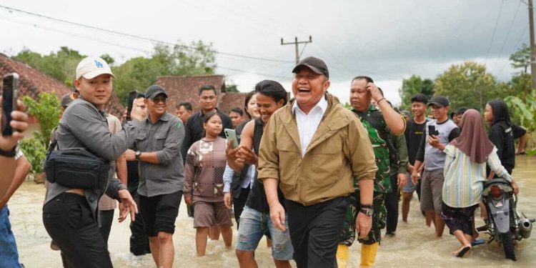 Gubernur Sumatera Selatan Herman Deru Tinjau Banjir di Oku Timur. (Foto/Maiyana).