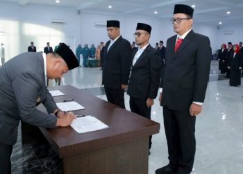 Wakil Bupati Asahan mewakili Bupati melantik puluhan pejabat di lingkungan Pemda Asahan. (Foto/Doc).