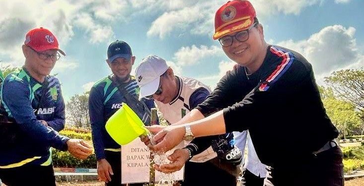 Kadis Kominfo Betam Rudi Panjaitan Lakukan Penanaman Pohon di Kebun Raya Batam.(Foto/Diskominfo).