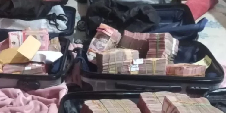 Tumpukan uang yang berhasil disita KPK dari kediaman ttersangka. (Foto/Internet).
