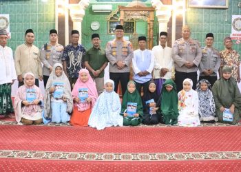 Kapolres Langkat David Triyo Prasojo Safari Tarawih di Secanggang.(Foto/Jhon).