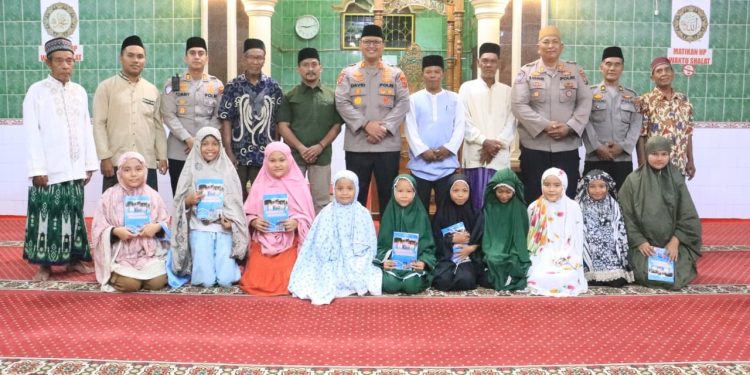 Kapolres Langkat David Triyo Prasojo Safari Tarawih di Secanggang.(Foto/Jhon).