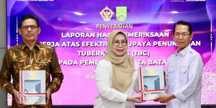 Wali Kota Batam Amsakar Achmad terima LHP dari BPK RI. (Foto/Humas).