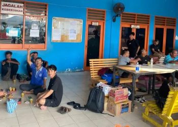 Puluhan calon penumpang tujuan Kuala Tungkal terpaksa menunggu berjam-jam di Pelabuhan Jagoh.(Foto/Istimewa).