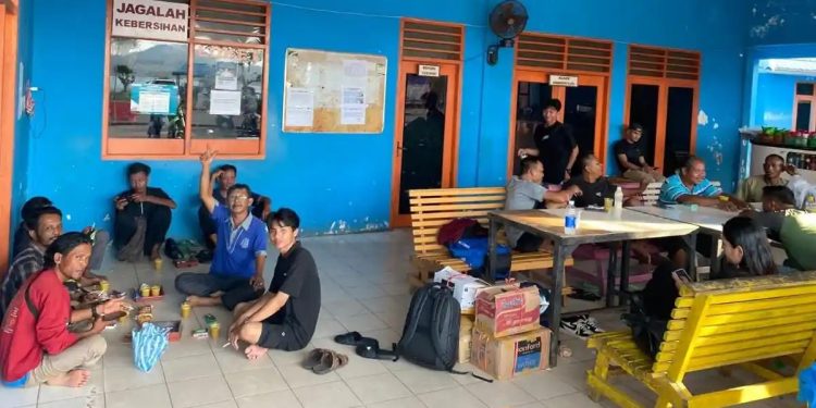 Puluhan calon penumpang tujuan Kuala Tungkal terpaksa menunggu berjam-jam di Pelabuhan Jagoh.(Foto/Istimewa).